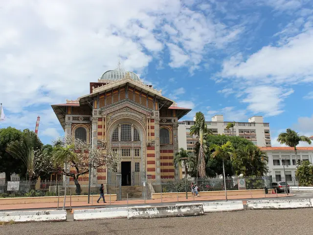 La façade colorée de la bibliothèque Schœlcher