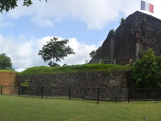 Les remparts du fort Saint-Louis au bord de la mer