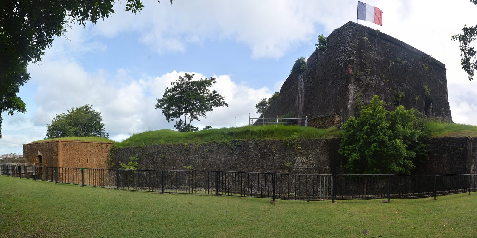 Les remparts du fort Saint-Louis au bord de la mer