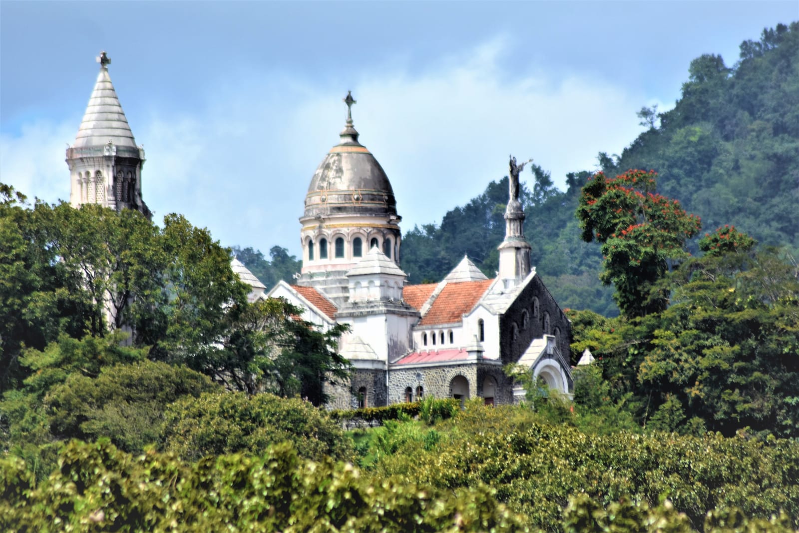 L'église du Sacré-Cœur de Balata, dôme blanc au milieu de la forêt
