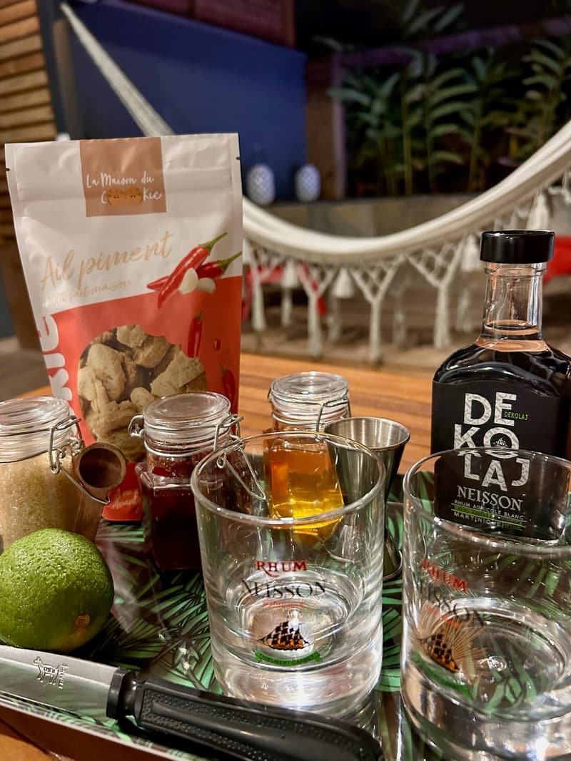 La corbeille d'accueil : rhum, fruits, verres et épices