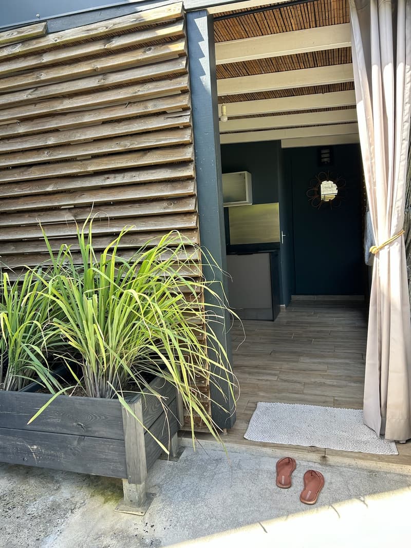 L'entrée privée de la suite, une jardinière de plantes devant