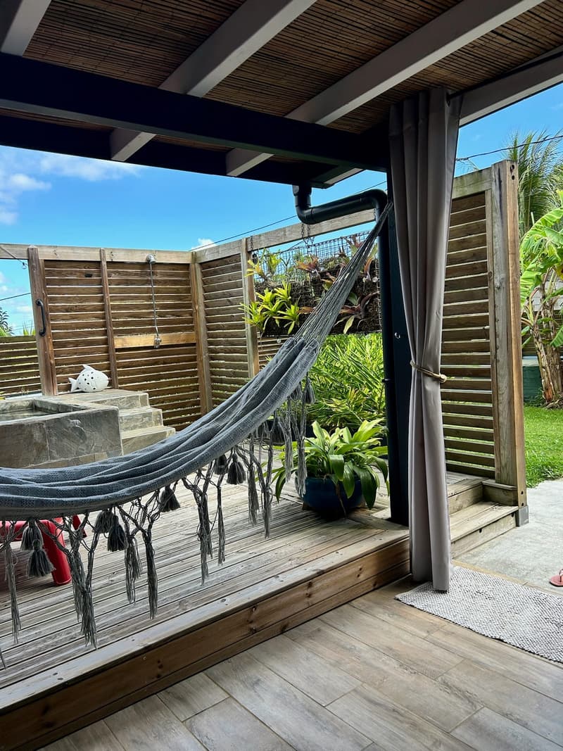 Le hamac tendu au bord de la terrasse, face au jardin