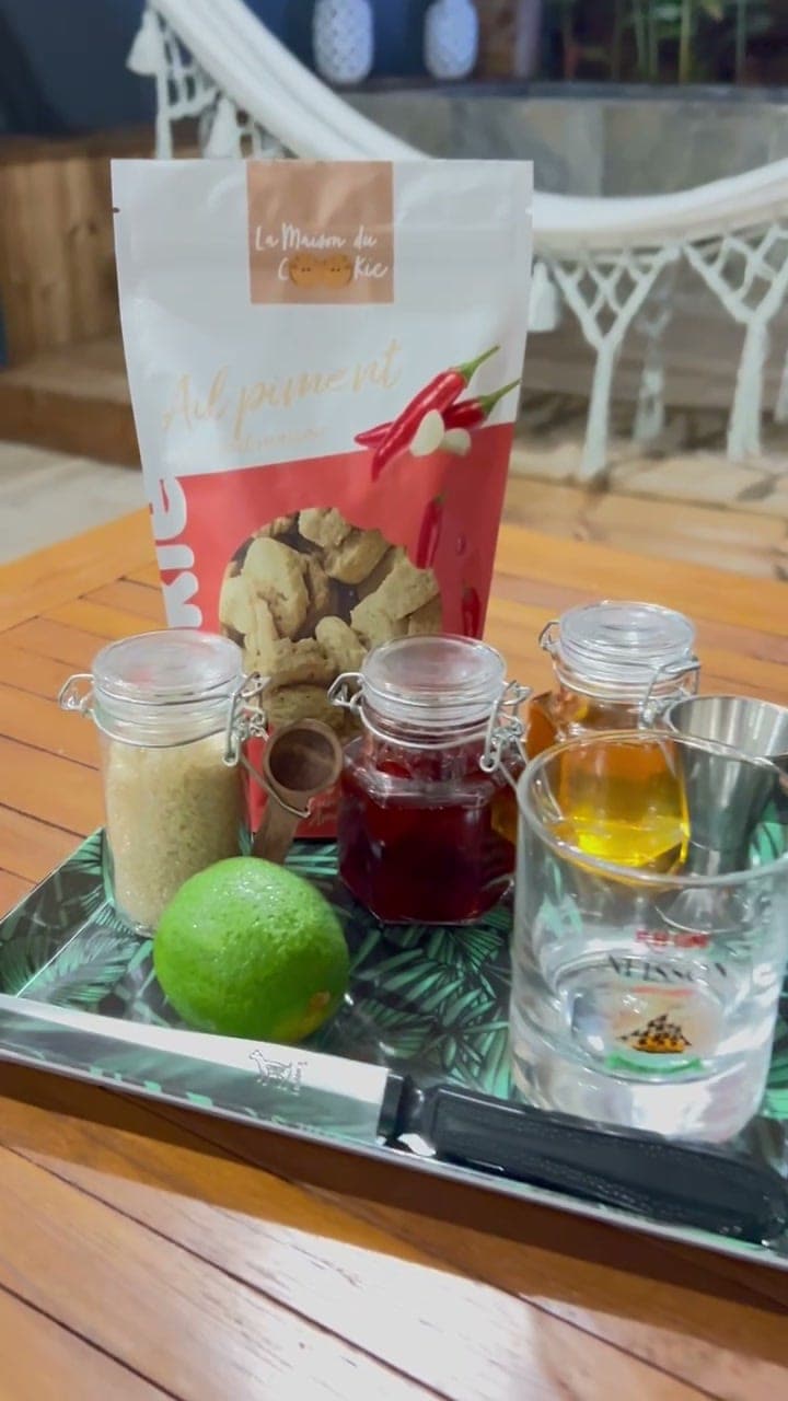 Le plateau du ti-punch : citron vert, sucre, sirop et verres