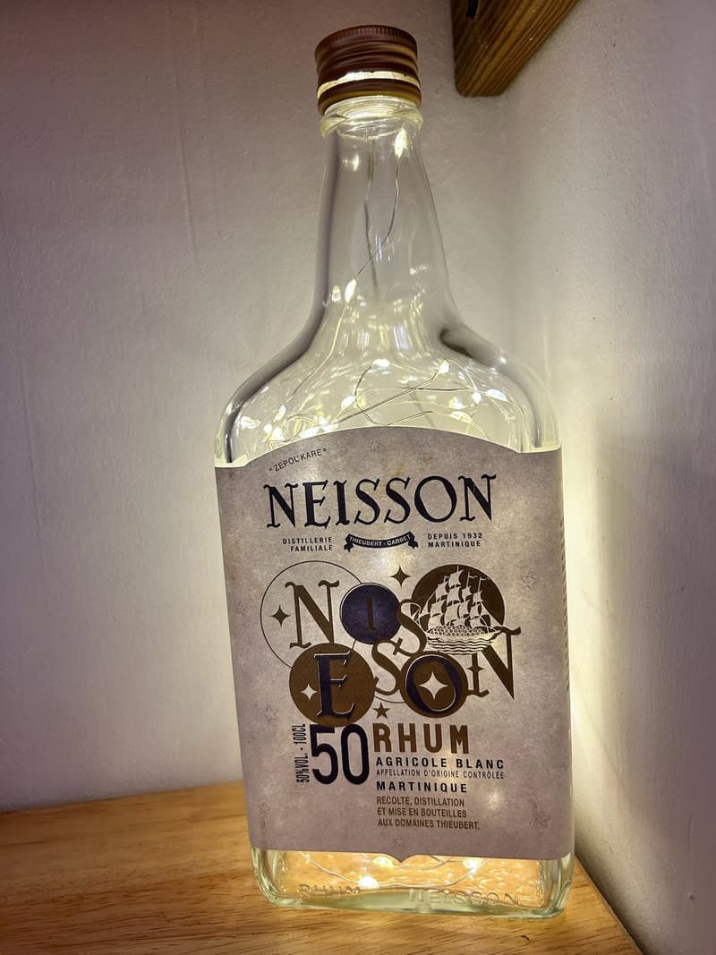 Une bouteille de rhum Neisson sur l'étagère d'accueil