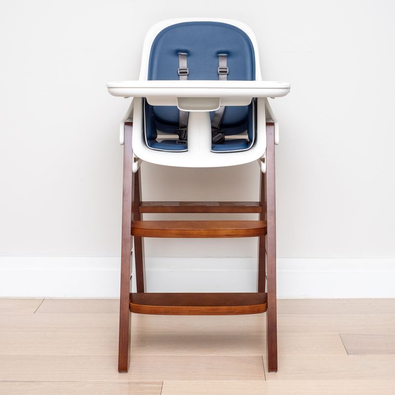 Une chaise haute pour bébé, assise bleu marine